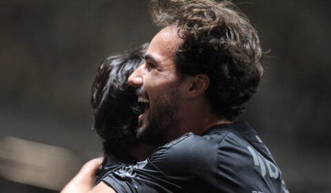 Meia é utilizado em nova posição com Sampaoli e vira titular do Atlético