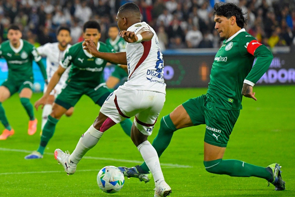 Lance do jogo entre LDU e Palmeiras pela Libertadores - (foto: RODRIGO BUENDIA/AFP)