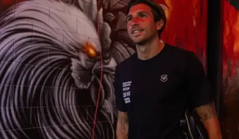 Meia do Ceará lamenta derrota: “Difícil quando toma gol cedo”