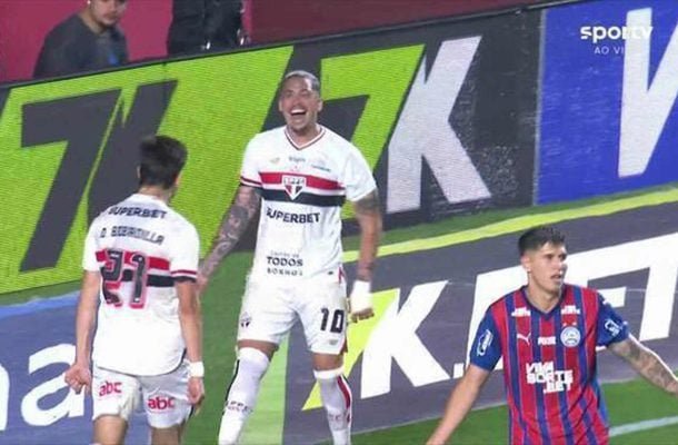 Em noite histórica de Luciano, São Paulo vence o Bahia e espanta crise
