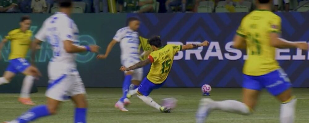 Especialista em arbitragem vê erro em não expulsão de Gómez em Palmeiras x Cruzeiro