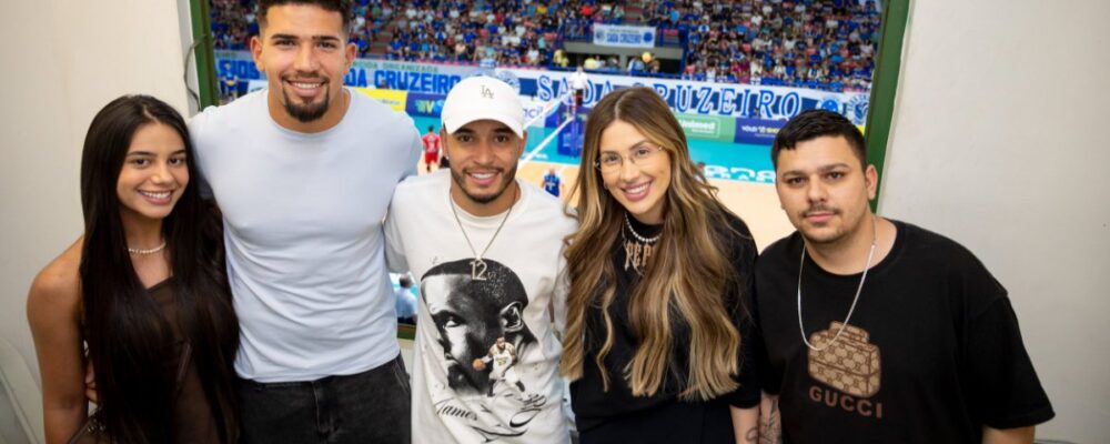 Quarteto do Cruzeiro assiste ao jogo do time na Superliga de vôlei no ginásio