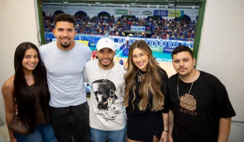 Quarteto do Cruzeiro assiste ao jogo do time na Superliga de vôlei no ginásio