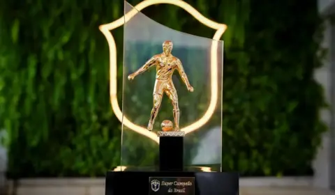 Grêmio recebe taça da CBF pelo título da Supercopa do Brasil