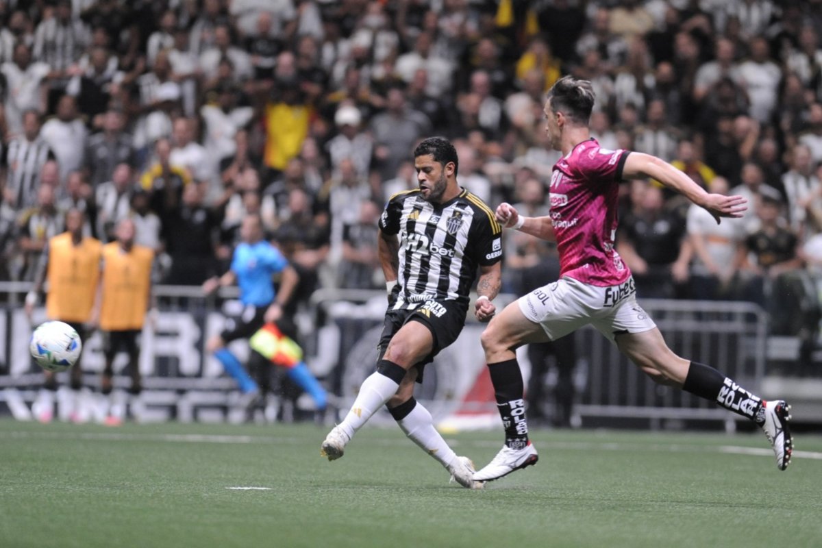 Momento em que Hulk chutou para fazer gol pelo Atlético (foto: Alexandre Guzanshe/EM/D.A. Press)