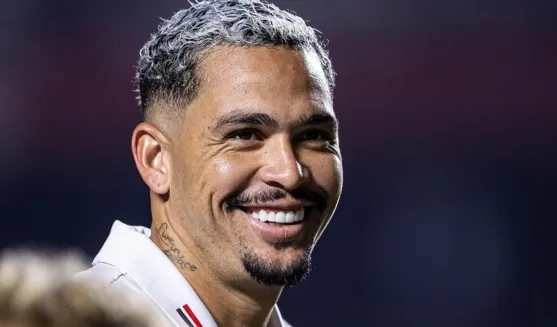 São Paulo: Luciano celebra 100 gols com tênis personalizado
