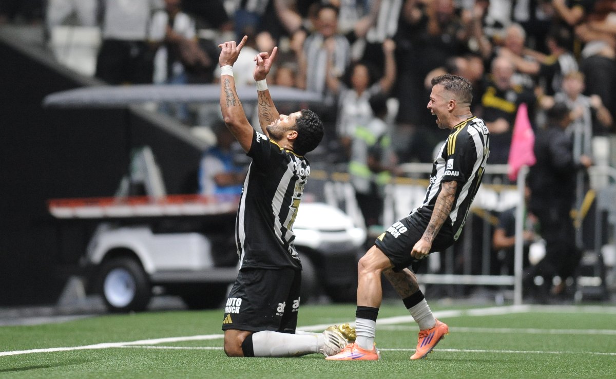 Hulk comemora gol com Bernard pelo Atlético diante do Independiente del Valle, na Arena MRV - (foto: Alexandre Guzanshe/EM/D.A. Press)