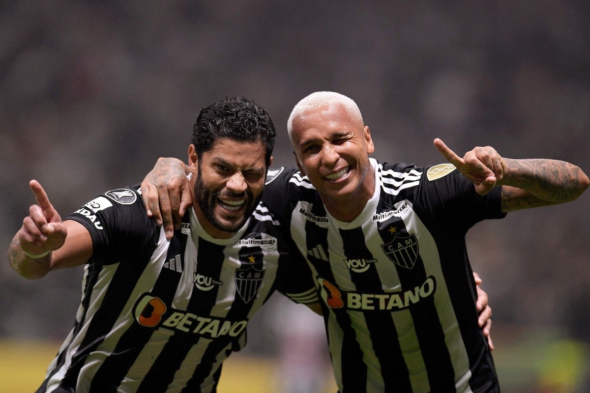 Hulk e Deyverson comemoram gol pelo Atlético - (foto: Douglas Magno/AFP)