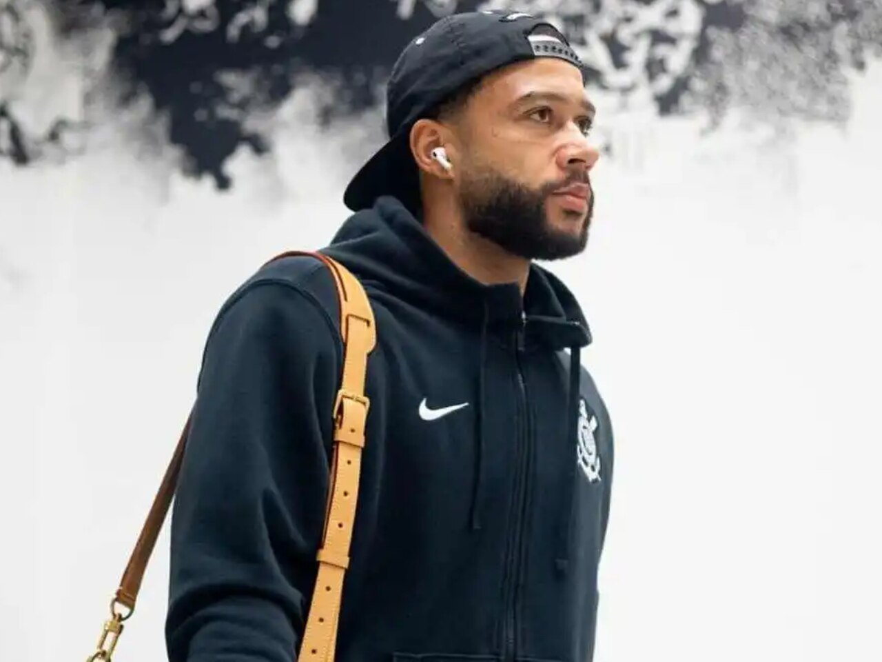 Memphis Depay em chegada à Neo Química Arena (Foto: Ag. Corinthians) (foto: Ag. Corinthians))