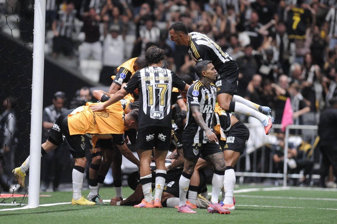 Jogadores do Atlético comemoram gol contra o Del Valle - (foto: Alexandre Guzanshe/EM/DA.Press)