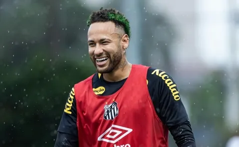 Santos treina e Neymar surge com visual completamente diferente