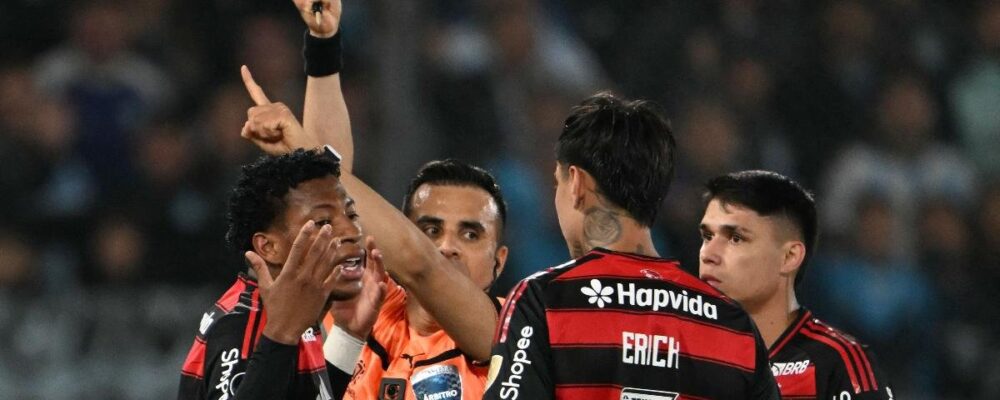 Racing x Flamengo: Plata é expulso aos 10 minutos do 2º tempo