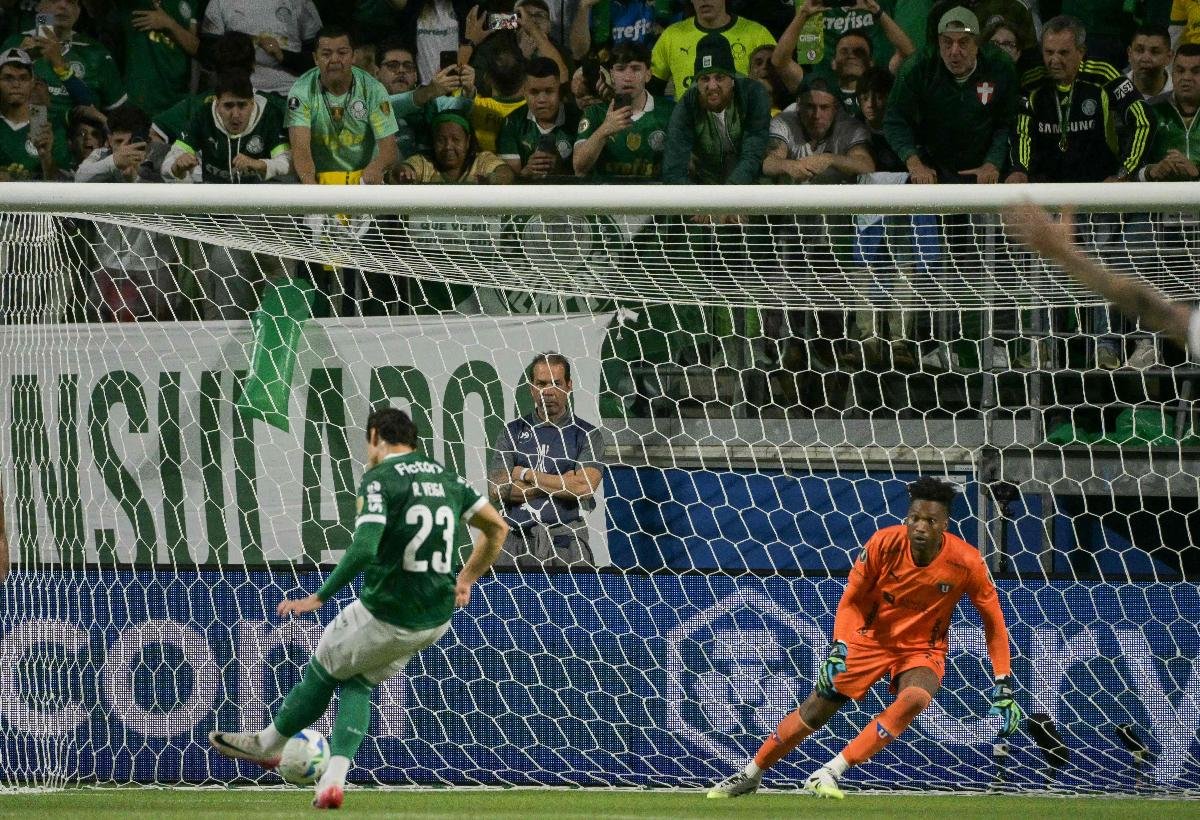 Em cobrança de pênalti, Raphael Veiga marcou o quarto gol do Palmeiras contra a LDU - (foto: Nelson ALMEIDA / AFP)