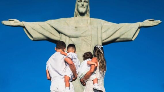 Everton Ribeiro e família em frente ao Cristo Redentor (foto: Reprodução/Instagram)