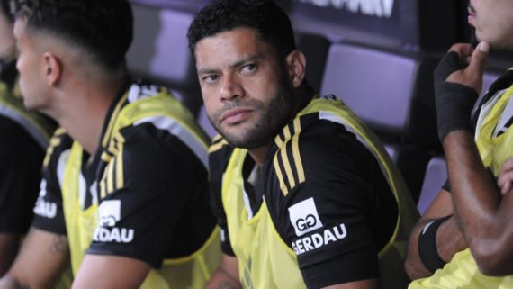 Hulk no banco de reservas da Arena MRV em Atlético x Sport (foto: Alexandre Guzanshe/EM/D.A. Press)