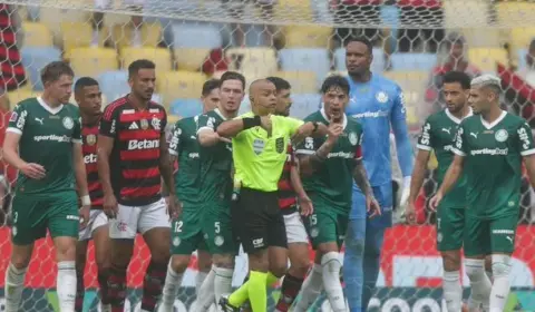 Abel Ferreira evita reclamar, mas acompanha críticas a Wilton Sampaio em Flamengo x Palmeiras