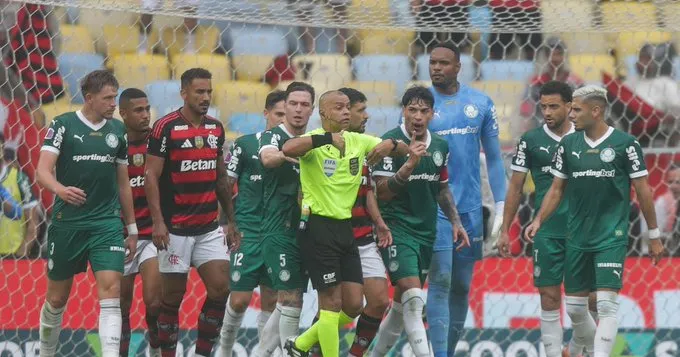 Abel Ferreira evita reclamar, mas acompanha críticas a Wilton Sampaio em Flamengo x Palmeiras