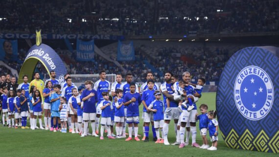 Jogadores do Cruzeiro perfilados para a execução do hino nacional (foto: Gladyston Rodrigues/EM/D.A. Press)