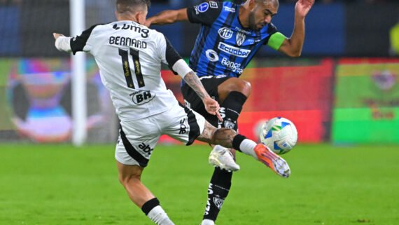 Disputa de bola entre Bernard, do Atlético, e Junior Sornoza, do Independiente del Valle-EQU, em jogo pela Copa Sul-Americana (foto: Rodrigo Buendía/AFP)
