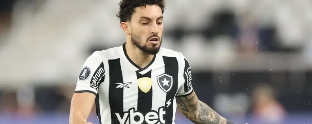 Alex Telles sofre com dores no joelho e vira problema no Botafogo