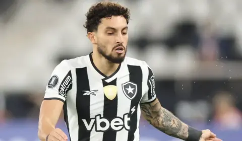 Alex Telles sofre com dores no joelho e vira problema no Botafogo