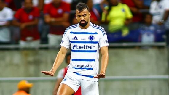 Fabrício Bruno faz sinal de calma com as mãos durante jogo do Cruzeiro (foto: Mauricio Simões/Cruzeiro)