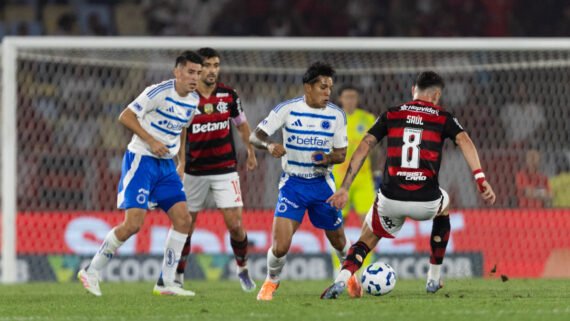 Jogadores de Cruzeiro e Flamengo em duelo pela 26ª rodada do Brasileiro, no Maracanã (foto: Thaís Magalhães/Cruzeiro)