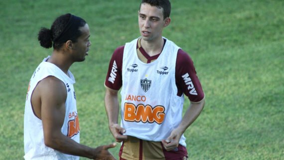Fillipe Soutto (à direita) ao lado de Ronaldinho Gaúcho na Cidade do Galo (foto: Rodrigo Clemente/EM/D.A Press)