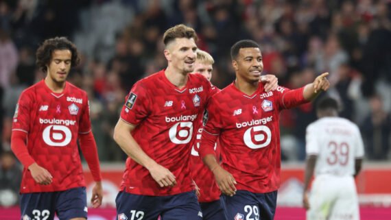 Hamza Igamane defende o Lille, da França (foto: AFP)