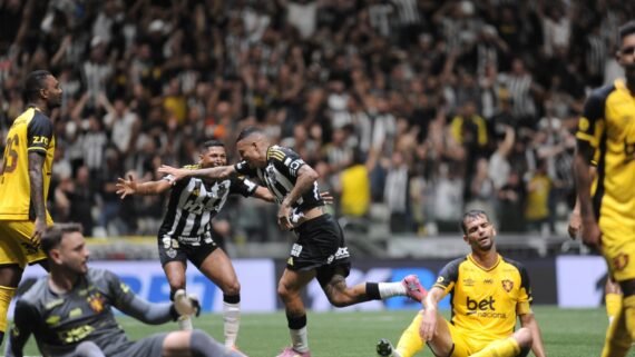 Guilherme Arana corre para comemorar gol pelo Atlético diante do Sport, na Arena MRV (foto: Alexandre Guzanshe/EM/D.A. Press)