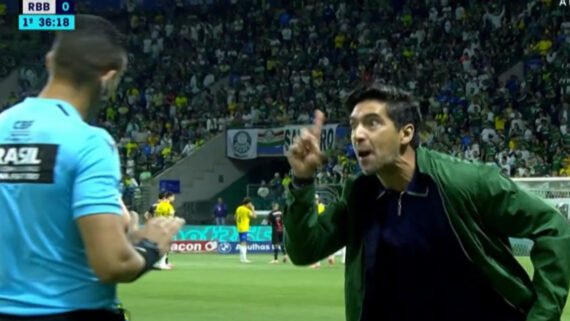 Abel Ferreira reclama com o quarto árbitro (foto: Reprodução)