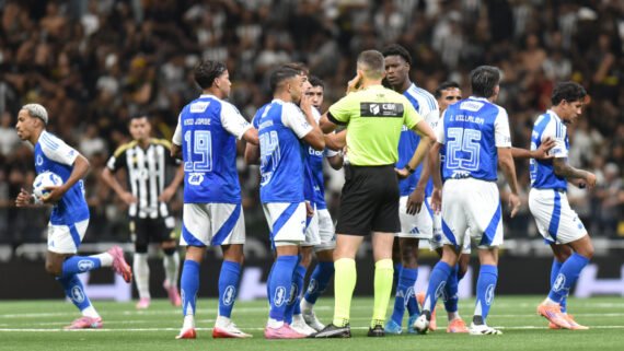 Jogadores do Cruzeiro reclamam de expulsão de Kaio Jorge no clássico contra o Atlético (foto: Ramon Lisboa/EM/D.A. Press.)