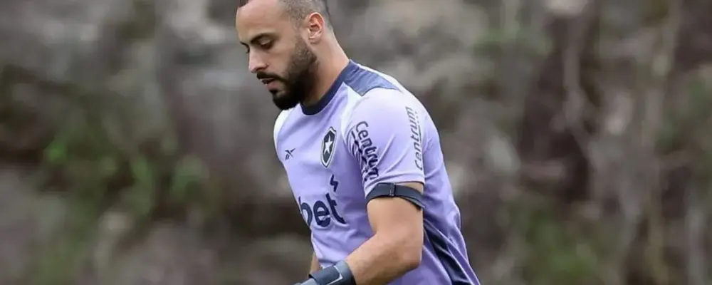 Arthur Cabral treina com proteção na mão no Botafogo