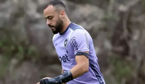 Arthur Cabral treina com proteção na mão no Botafogo