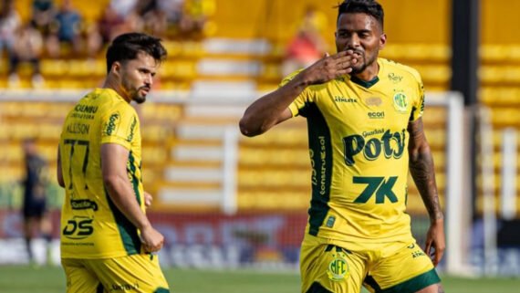 Lateral-esquerdo do Mirassol, Reinaldo é um dos artilheiros do Campeonato Brasileiro (foto: JP Pinheiro/Agência Mirassol)