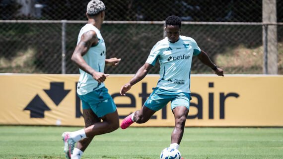 Matheus Pereira e Sinisterra em treino na Toca da Raposa II (foto: Gustavo Aleixo/Cruzeiro)