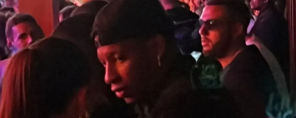 Atacante do Flamengo é flagrado na noite e alega estar com a família