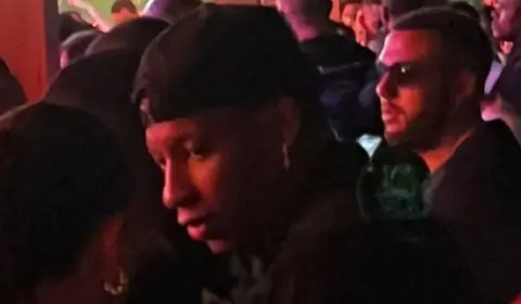 Atacante do Flamengo é flagrado na noite e alega estar com a família