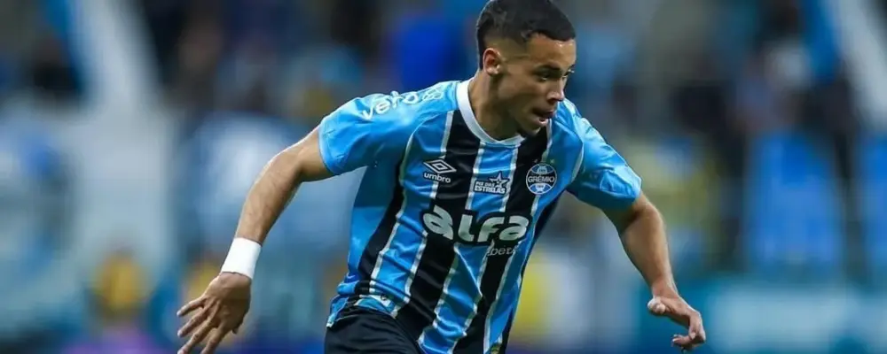 Atacante sente dores e pode desfalcar o Grêmio contra o Bahia