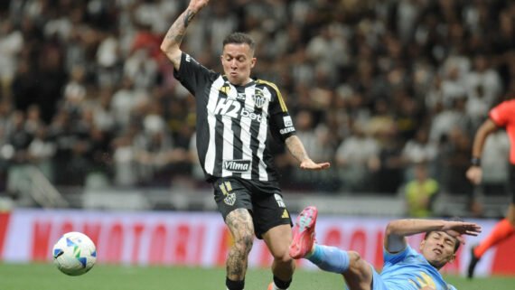 Bernard disputa bola durante Atlético x Bolívar (foto: Alexandre Guzanshe/EM/DA.Press)