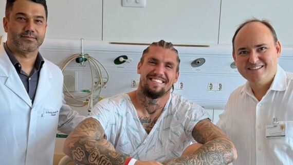 Lyanco, zagueiro do Atlético (ao centro), após cirurgia no Hospital Mater Dei, em Belo Horizonte (foto: Divulgação/X/Atlético)