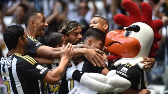 Alan Franco comemora gol 'relâmpago' na Arena MRV com companheiros de Atlético e Galo Doido, mascote do clube (foto: Ramon Lisboa/EM/D.A. Press)