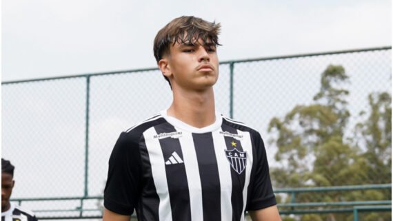 Zagueiro Vitão do Atlético sub-17 em campo aberta com a camisa do time (foto: Daniela Veiga/Atlético)