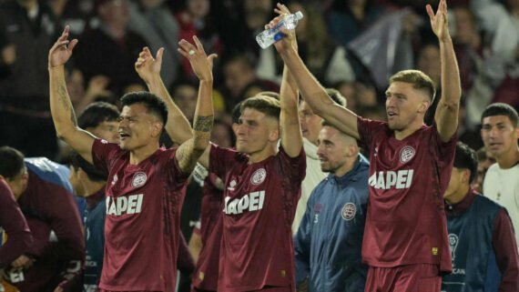 Jogadores do Lanús comemoram classificação à final da Sul-Americana (foto: Luis ROBAYO / AFP)