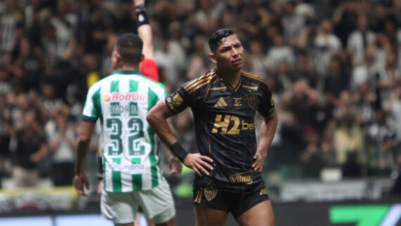 Rony lamenta em Atlético x Juventude na Arena MRV (foto: Edesio Ferreira/EM/D.A Press)