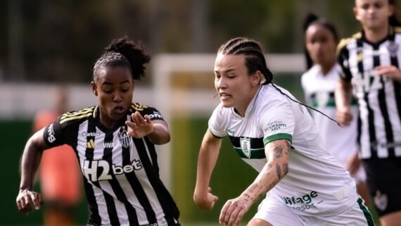 Disputa de bola em Atlético x América (foto: Ta Santana/FMF)