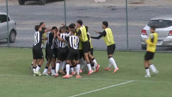 Jogadores do Atlético comemoram gol sobre o Real Brasília (foto: Reprodução/GaloTV)