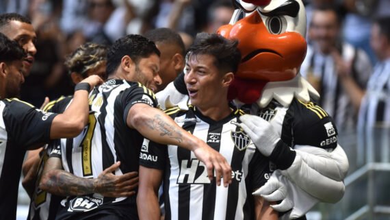 Alan Franco comemora com jogadores e Galo Doido o gol que deu vitória por 1 a 0 do Atlético sobre o Ceará (foto: Ramon Lisboa/EM/D.A. Press)