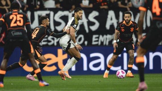 Hulk é cercado por jogadores do Corinthians durante duelo pelo Brasileiro (foto: Pedro Souza/Atlético)