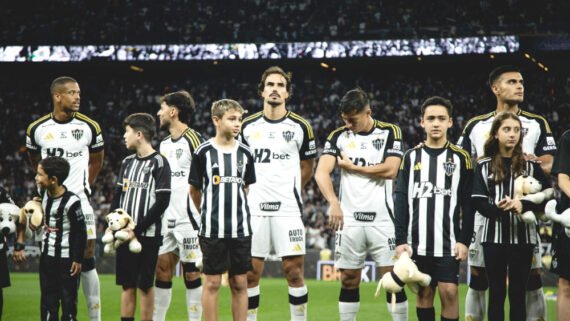 Jogadores do Atlético perfilados antes de duelo contra o Corinthians pelo Brasileiro (foto: Pedro Souza/Atlético)